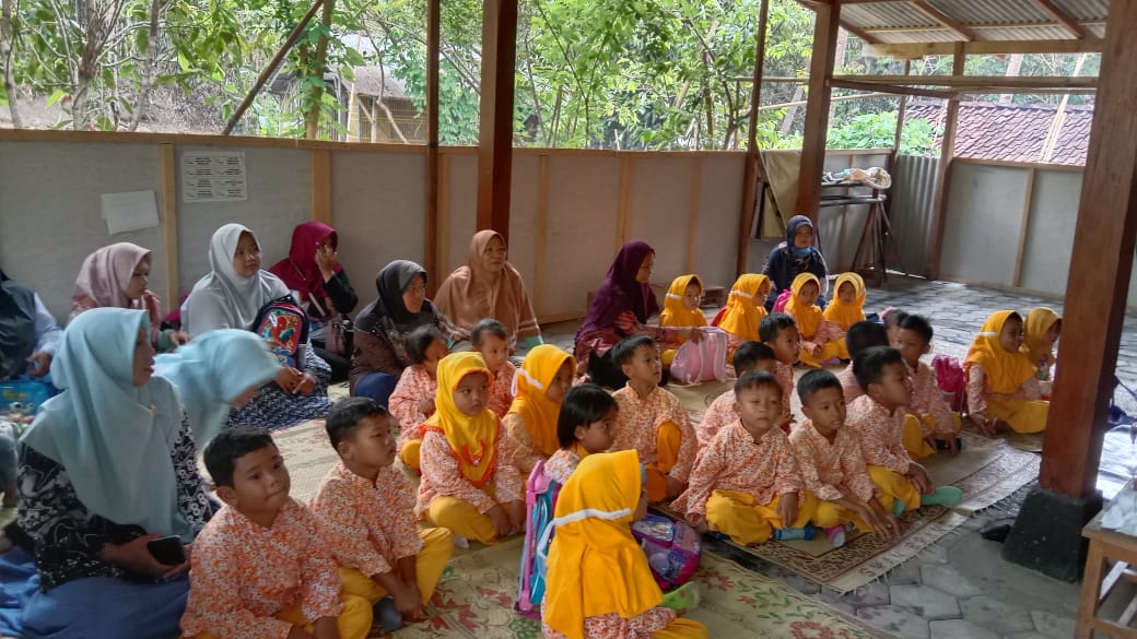 Outing Class TK Pertiwi Adi Putra Pengasih: Belajar Batik di Kaliagung